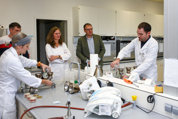 Barbara Eder, BSc, DI Gerwin Meixner, LH-Stv.in Anja Haider-Wallner, Mag. Dr. Thomas Zechmeister, Leiter der Biologischen Station Neusiedler See in Illmitz, und Jürgen Wesely, BSc, im akkreditierten Mikrobiologie-Labor