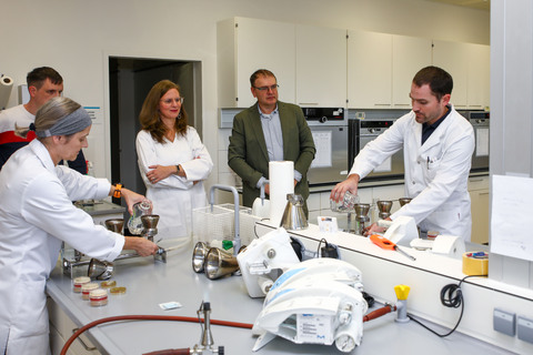 Barbara Eder, BSc, DI Gerwin Meixner, LH-Stv.in Anja Haider-Wallner, Mag. Dr. Thomas Zechmeister, Leiter der Biologischen Station Neusiedler See in Illmitz, und Jürgen Wesely, BSc, im akkreditierten Mikrobiologie-Labor