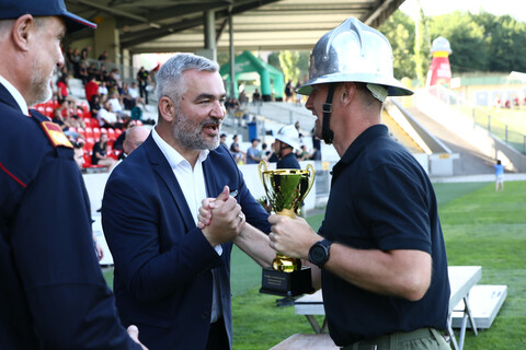 Landesrat Heinrich Dorner gratulierte den erfolgreichen Wettkämpfern bei der Übergabe der Pokale
