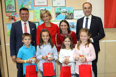 Bürgermeister Erich Trummer, Direktorin Hildegard Resch, BVZ- Redaktionsleiterin von Oberpullendorf, Michaela Grabner, und Landesrat Dr. Leonhard Schneemann (hinten v.l.) mit Kindern der Volksschule Neutal.