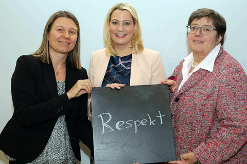 Bei einer Open-Foto-Session der Fotografin Birgit Machtinger gab es die Möglichkeit, ein persönliches Statement zum Thema „Antidiskriminierung“ auf eine Tafel zu schreiben. Auch Bildungslandesrätin Daniela Winkler, PH Burgenland-Rektorin Sabine Weisz und deren Stellvertreterin nutzen die Möglichkeit
