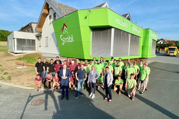 Landesrat Dr. Leonhard Schneemann besuchte die Firma Holzbau Strobl in Deutsch Kaltenbrunn.