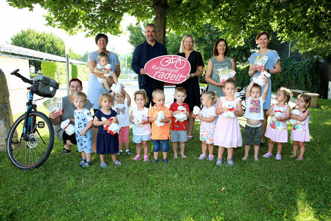 Verkehrslandesrat Heinrich Dorner überraschte das Team der Kinderkrippe der Gemeinde Neutal mit einer Jause, für die Kinder gab es als Geschenk ein Kuscheltier: Verkehrslandesrat Heinrich Dorner und Tina Wurm, Projektmanagerin Mobilitätszentrale Burgenland, mit dem Team der Kinderkrippe Manuela Wessely, Sabine Donimkowitsch, Sabine Trummer und Karina Trummer sowie Kindern
