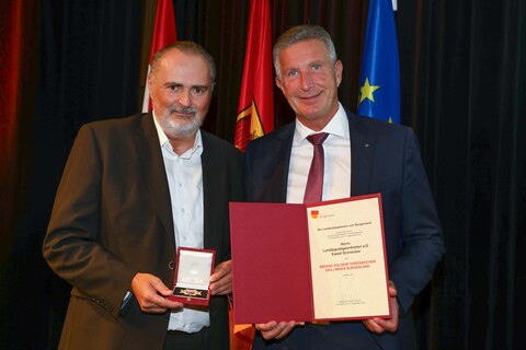 Landeshauptmann Hans Peter Doskozil übergab im festlichen Ambiente des KUZ Mattersburg die Ehrenzeichen an die ausgezeichneten Persönlichkeiten
