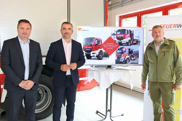 Präsentierten die erste Phase des größten Investitionspakets ins burgenländische Feuerwehrwesen. V.l.: Landesfeuerwehrdirektor Sven Karner, LR Heinrich Dorner, Landesfeuerwehrkommandant Alois Kögl