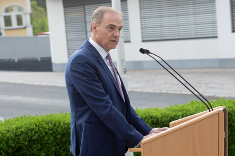 Landesrat Dr. Leonhard Schneemann bei seiner Festrede im Zuge der Fahrzeugsegnung des neuen Tanklöschfahrzeuges der Freiwilligen Feuerwehr Oberkohlstätten.