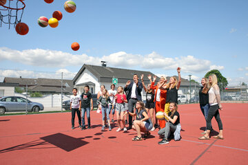 Bildungslandesrätin Mag.a (FH) Daniela Winkler präsentierte mit MS Direktorin LAbg. Rita Stenger, BEd, und Bürgermeister Mag. Rainer Porics die Details zur Ferienbetreuung (im Bild nach PK gemeinsam mit Kinder am Hartplatz der Schule)