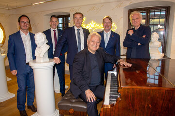 Landesrat Dr. Leonhard Schneemann und US-botschafter Art Fisher sowie Protokollchef WHR Mag. Rainer Winter und Raidings Bürgermeister Dipl. Ing. (FH) Markus Landauer erhielten von den Intendanten des Lisztfestivals, Johannes und Eduard Kutrowatz, eine exklusive Führung durch das Lisztmuseum in Franz Liszts Geburtshaus.