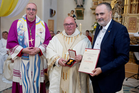 Landeshauptmann Hans Peter Doskozil (r.) überreichte Pfarrer Franz Brei (Mitte) im Beisein von Diözesanbischof Ägidius Zsifkovics (l.) das Goldene Ehrenzeichen des Landes Burgenland.