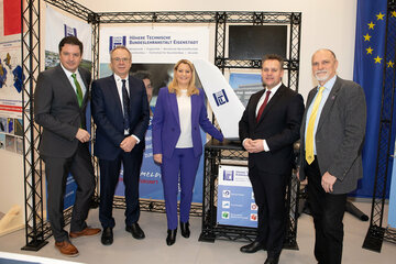 Bildungslandesrätin Daniela Winkler mit Direktor Dipl.-Ing. Thomas Schober (2.v.r.) und den Abteilungsvorständen Dr. Dipl.-Ing. Michael Türk (Mechatronik und Fachschule Maschinenbau, rechts), RgR Dipl.-Ing. Viktor Selinger (Maschinenbau, Flugtechnik, 2.v.l.), Dipl.-Ing. Dr. techn. Hannes Giefing (Werkstofftechnik, links)