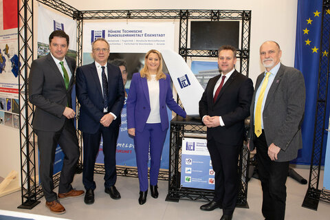 Bildungslandesrätin Daniela Winkler mit Direktor Dipl.-Ing. Thomas Schober (2.v.r.) und den Abteilungsvorständen Dr. Dipl.-Ing. Michael Türk (Mechatronik und Fachschule Maschinenbau, rechts), RgR Dipl.-Ing. Viktor Selinger (Maschinenbau, Flugtechnik, 2.v.l.), Dipl.-Ing. Dr. techn. Hannes Giefing (Werkstofftechnik, links)