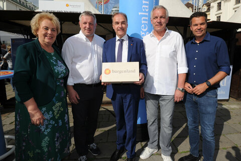 Landtagspräsidentin Verena Dunst und Landesrat Leonhard Schneemann mit den beiden Veranstaltern Klaus Glavanics und Joe Furtner sowie Didi Tunkel, Geschäftsführer Burgenland Tourismus