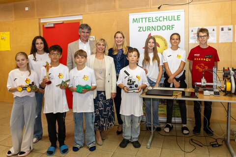 Landesrätin Daniela Winkler beim ersten MINT-Tag in der Mittelschule Zurndorf