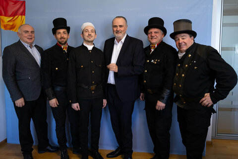 Landeshauptmann Hans Peter Doskozil mit Innungsgeschäftsführer Karl Tinhof (1.v.l.), Landesinnungsmeister-Stellvertreter Anton Zolles (2.v.l.), Landesinnungsmeister Herbert Baumrock (2.v.r.) und Landesinnungsmeister-Stellvertreter Bernhard Sammer (1.v.r.)