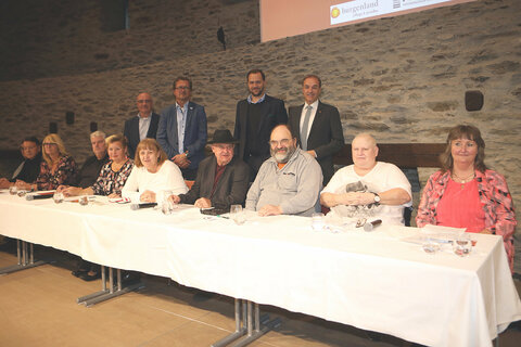 Landesrat Dr. Leonhard Schneemann (hinten rechts stehend) mit Geschäftsführer Dr. Johannes Zsifkovits (Sozialer Dienst Burgenland GmbH), Dr. Karl Heinz Lippl (PSD Nord) und Dr. Gerhard Miksch (PSD Süd) (v.l. hinten) mit den Autoren des Buches "Jeder ist eine Geschichte, die gelesen werden will."