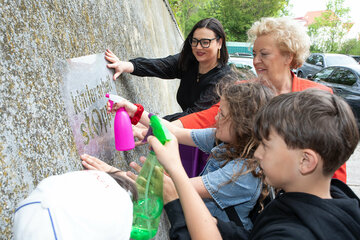Landeshauptmann-Stellvertreterin Astrid Eisenkopf und Landtagspräsidentin Verena Dunst schufen gemeinsam mit Kindern der Jungschar Breitenbrunn Reverse Graffitis Rahmen der Kampagne „Kinderarbeit stoppen“ der Dreikönigsaktion