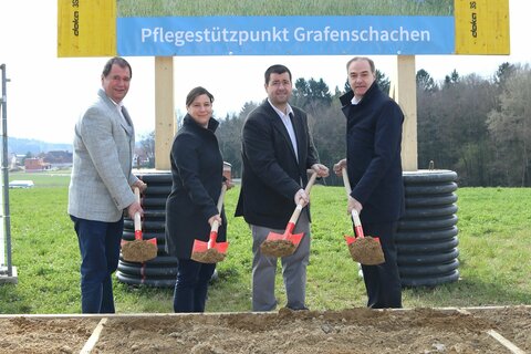 Vizebürgermeister Johannes Pfeffer, DI Melanie Piskernik (SOWO Burgenland), Bürgermeister Marc Hoppel und Soziallandesrat Dr. Leonhard Schneemann.