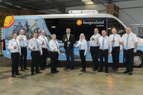 Verkehrslandesrat Heinrich Dorner gratuliert VBB-Geschäftsführer Wolfgang Werderits und seinem Team zu den tollen Fahrgastzahlen des Südburgenlandbus