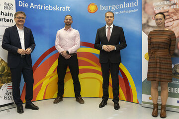 Die ersten StartUps haben den Testlauf erfolgreich abgeschlossen: Wirtschaftsagentur Burgenland-Geschäftsführer Mag. Michael Gerbavsits, Mag. Martin Trink, Leiter des Südhub, Wirtschaftslandesrat Dr. Leonhard Schneemann und Dr.in Stefanie Gruarin, Phd