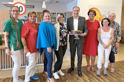 Landesrat Dr. Leonhard Schneemann überraschte gemeinsam mit DSA Petra Prangl, MBA, Geschäftsführerin der Burgenländischen Pflegeheim Betriebs-GmbH, und der stellvertretenden Pflegedienstleiterin DGKP Iris Jackowski, BSc, jeden Wohnbereich, darunter jenen von Wohnbereichsleiterin DGKP Katharina Gartner und ihrem Team, zum Zehn-Jahres-Jubiläum mit einer Torte.