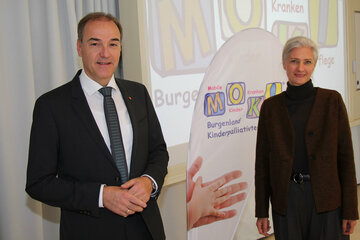 Soziallandesrat Dr. Leonhard Schneemann gratulierte Doris Zoder-Spalek, MBA, geschäftsführende Landesvorsitzende und Obfrau MOKI, zum 20jährigen Bestandsjubiläum