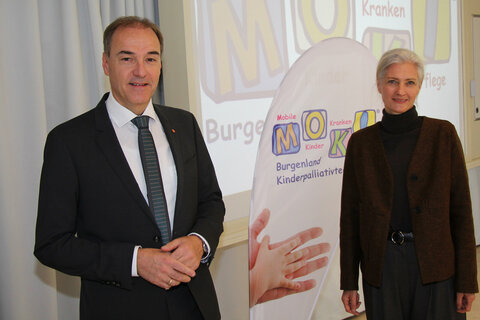 Soziallandesrat Dr. Leonhard Schneemann gratulierte Doris Zoder-Spalek, MBA, geschäftsführende Landesvorsitzende und Obfrau MOKI, zum 20jährigen Bestandsjubiläum
