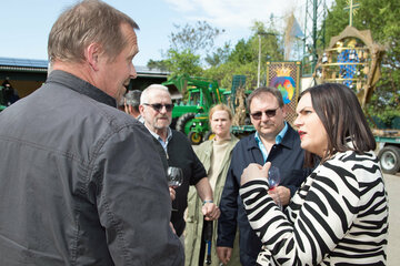 LH-Stv.in Mag.a Astrid Eisenkopf beim Betriebsbesuch am Landgut Allacher.