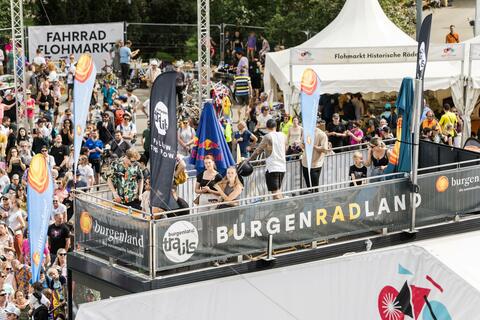Das Burgenland ist auch 2025 wieder mit einem starken Auftritt beim ARGUS Bike Festival, Europas größtem Fahrrad-Festival, am Wiener Rathausplatz vertreten. Am 12. und 13. April haben Besucher:innen die Möglichkeit, die neuesten Highlightsrund um das Radfahren im Burgenland kennenzulernen. Neben Informationen zu den besten Radrouten auf den 3.300 km Radwegen sowie über 40 km Single Trails und Urlaubspaketen erwartet die Gäste ein besonderes Genusserlebnis an der my burgenland Getränke-Bar.
