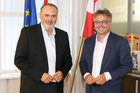 Landeshauptmann Hans Peter Doskozil mit dem neuen Stiftungsadministrator Michael Gerbavsits