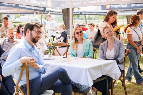 Mag. Patrik Hierner, Erlebnisregionsmanager Region Neusiedler See, Bürgermeister Martin Öhler, St. Andrä amZicksee, Nationalpark-Direktorin Matthaea Kulcsárné Roth, Nationalpark Fertő-Hanság, LR.in Mag.(FH) Daniela Winkler, LH-Stv.in Anja Haider-Wallner, Nationalpark-Direktor DI Johannes Ehrenfeldner, Nationalpark Neusiedler See – Seewinkel, Stv. Präsident desKomitates Győr-Moson-Sopron Ferenc Ivanics (v.l.).