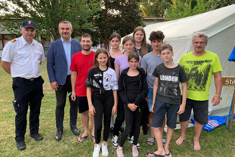 Landesrat Heinrich Dorner und Landesfeuerwehrdirektor Sven Karner mit TeilnehmerInnen bei der Eröffnung des Feuerwehrjugendlager Gols