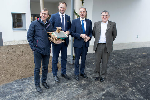 Landesholding Burgenland-Prokurist Mag. Peter Dopler, Soziale Dienste Burgenland-Geschäftsführer Dr. Johannes Zsifkovits, Soziallandesrat Dr. Leonhard Schneemann und Rettet das Kind Österreich-Generalsekretär Walter Paulhart (v.l.) vor der neuen Förderwerkstätte in Jennersdorf.