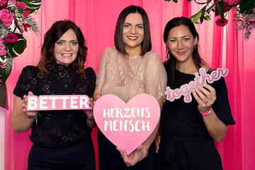 Landtagspräsidentin Astrid Eisenkopf mit „feel again“-Gründerinnen Catharina Flieger (l.) und Birgit Ehrenreich (r.) Bildquelle: Büro LT-Präsidentin Eisenkopf