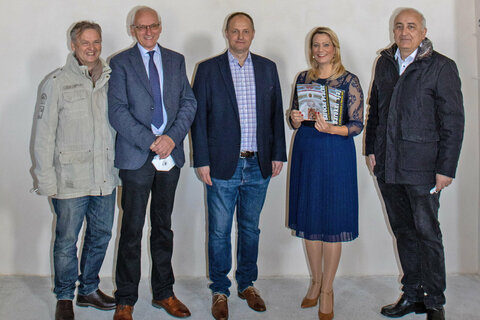 v.l. Helmut Loncsar, Mag. Johann Reibach vom „Komitee zur Freilegung der spätbarocken Fresken in der Pfarrkirche zum hl. Leonhard“, Bürgermeister Karel Lentsch, LR Mag. Daniela Winkler, Pfarrer Mag. Franz Borenitsch