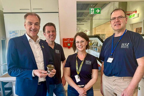 In Illmitz rückte die Biologische Station Neusiedler See naturwissenschaftliche und ökologische Fragestellungen in den Mittelpunkt: LR Schneemann mit dem Leiter der Biologischen Station Neusiedler See Mag. Dr. Thomas Zechmeister und MitarbeiterInnen der Biologischen Station