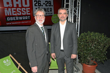 Landesrat Mag. Heinrich Dorner mit Messe-Veranstalter Markus Tuider (v.r.) bei der Eröffnung der 31. Baumesse Oberwart.
