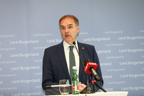 Landesrat Leonhard Schneemann bei der Pressekonferenz zur Causa Seniorenheim Rudersdorf.