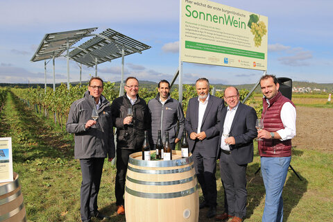 Sind überzeugt vom Erfolg des zukunftsweisenden Projekts: EB-Vorstand Mag. Reinhard Czerny, MBA, Oliver Eisenhöld, Bereichsleiter Energie bei der RWA (Raiffeisen Austria AG), die die Anlage errichtet hat, EB-Vorstand Dr. Stephan Sharma, LH Mag. Hans Peter Doskozil, Winzer Andreas Liegenfeld, und Weintourismus Burgenland-Obmann Mag. Herbert Oschep