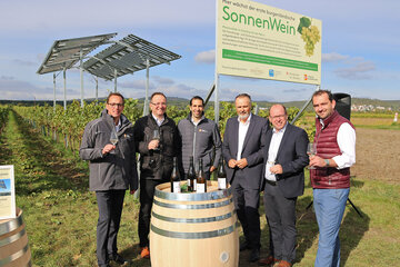 Sind überzeugt vom Erfolg des zukunftsweisenden Projekts: EB-Vorstand Mag. Reinhard Czerny, MBA, Oliver Eisenhöld, Bereichsleiter Energie bei der RWA (Raiffeisen Austria AG), die die Anlage errichtet hat, EB-Vorstand Dr. Stephan Sharma, LH Mag. Hans Peter Doskozil, Winzer Andreas Liegenfeld, und Weintourismus Burgenland-Obmann Mag. Herbert Oschep