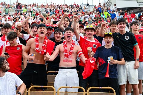 Rot-weiß-rote Fußballbegeisterung auf der Seebühne: An die 6.000 Fans sorgten beim Burgenland Public Viewing für ausgelassene Stimmung und echtes Stadionfeeling am Neusiedler See.
