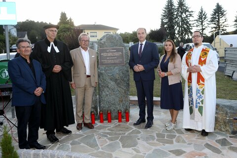 Obmann Emmerich Gärtner-Horvath (Verein Roma-Service), Pfarrer Mag. Dr. Gerhard Harkam, Bürgermeister Heinz Peter Krammer, Landesrat Dr. Leonhard Schneemann, Manuela Horvath (Romapastroal-Leiterin der Diözese Eisenstadt) und Pfarrer Thorsten Carich (v.l.) vor der Roma-Gedenkstätte.