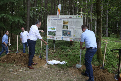 Landeshauptmann Hans Peter Doskozil mit Naturfreunde Litzelsdorf Obmann DI (FH) Thomas Hochwarter (v. l.) bei der Enthüllung der Hinweistafel im Wald von Litzelsdorf