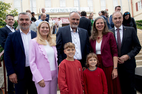 Landeshauptmann Hans Peter Doskozil gemeinsam mit den Landesräten Heinrich Dorner, Daniela Winkler, Landeshauptmann-Stellvertreterin Anja Haider-Wallner und Landesrat Leonhard Schneemann (v. l., hinten) mit Kindern bei der Eröffnung des Tages der offenen Tür vor dem Landhaus in Eisenstadt.