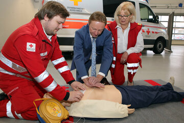 LH-Stv. Johann Tschürtz ließ sich von First Responder David Huszar und Präsidentin Friederike Pirringer die richtige Anwendung eines Defibrillators erklären.