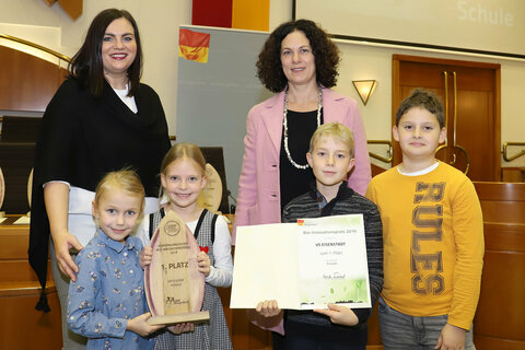 Agrarlandesrätin Astrid Eisenkopf und Direktorin Charlotte Toth-Kanyak mit Anna, Emilia, Fabian und David.