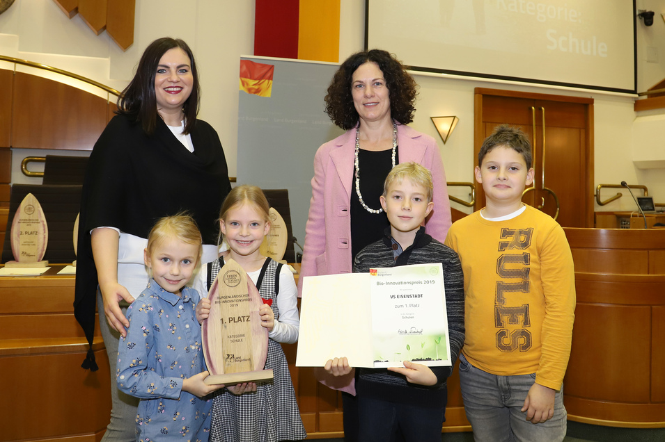 t „Volksschule Eisenstadt“: Agrarlandesrätin Astrid Eisenkopf und Direktorin Charlotte Toth-Kanyak mit Anna, Emilia, Fabian und David