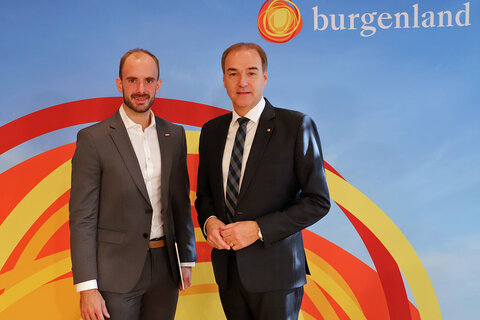 Landesrat Dr. Leonhard Schneemann und Staatssekretär Florian Tursky, MSc. MBA. (v.r.) präsentierten die Zweite Breitbandmilliarde für das Burgenland.