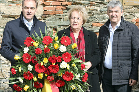 Landesrat Dr. Leonhard Schneemann, Landtagspräsidentin Verena Dunst und 2. Landtagspräsident Walter Temmel (v.l.) bei der Kranzniederlegung.