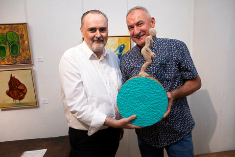 Landeshauptmann Hans Peter Doskozil mit Bildhauer Daniel Bucur (v.l.).