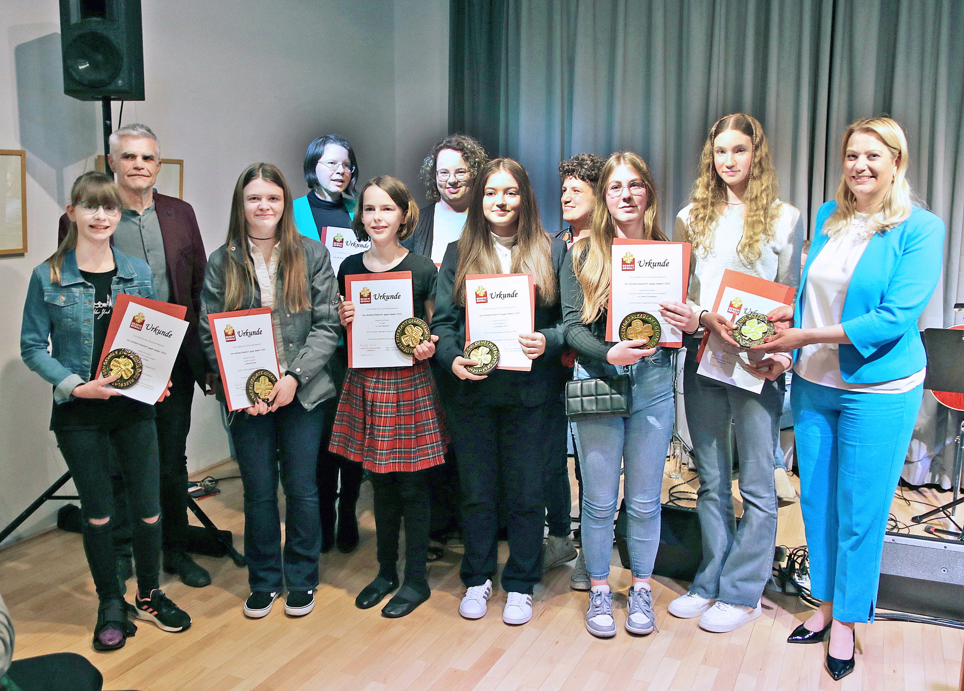 Gruppenbild mit allen anwesenden Preisträgerinnen des Literaturwettbewerbs „Goldenes Kleeblatt gegen Gewalt 2022“. V.l.: Anna Steiner (Jugendpreisträgerin), Jugendanwalt Mag. Christian Reumann, Michelle Bauer (Jugendpreisträgerin), 1. Preisträgerin Birgit Hofmann-Neuhold (hinten), Lea Panzirsch (Jugendpreisträgerin), 2. Preisträgerin Stephanie Wimmer (hinten), Elisabeth Toth (Jugendpreisträgerin), 3. Preisträgerin Lisa Bolyos (hinten), Leonie Strohmayer (Jugendpreisträgerin), Rosa Wendt (Jugendpreisträgerin), LRin Mag.a (FH) Daniela Winkler (Foto: Hans Christian Siess)